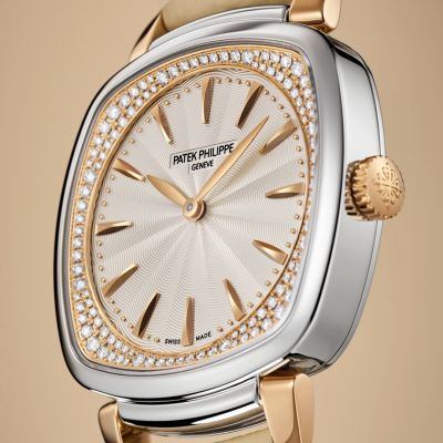 Entdecken Sie die neue Gondolo Ladies First von @patekphilippe – eine moderne Hommage an den zeitlosen Art-Déco-Stil.

Das Weißgoldgehäuse mit roségoldener Krone trifft auf die charakteristische, weich gerundete „Polster“-Form. Ein silberfarbenes Opalinzifferblatt mit konzentrischem Wellenmuster, umrahmt von einem diamantbesetzten Roségoldflansch, verleiht der Uhr eine besondere Raffinesse.

Abgerundet wird das Design durch facettierte Stundenmarkierungen und elegante roségoldfarbene, blattförmige Zeiger – eine Verbindung aus historischer Inspiration und zeitgemäßer Eleganz. #PatekPhilippe #Gondolo #JuwelierGadebusch #Köln