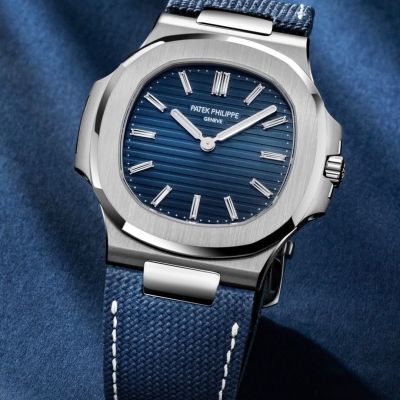 50 Jahre Ikone. 💙
Mit der neuen Referenz 5810G feiert @patekphilippe  das Jubiläum der legendären Nautilus – und interpretiert sie zugleich neu. Das ultra-flache Gehäuse aus Weißgold trifft auf ein tiefblaues, sonnenschliffveredeltes Zifferblatt mit horizontaler Prägung.
Eine Nautilus, die Vergangenheit und Zukunft verbindet.
#PatekTime #PatekPhilippe #Nautilus #JuwelierGadebusch #köln