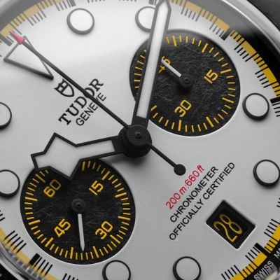 Der Black Bay Chrono „Carbon 26“ nimmt für 2026 die Poleposition ein und fängt die Energie des Rennwagens VCARB 03 mit leichter Carbonfaser und auffälligen gelben Akzenten ein. #TudorWatch #BornToDare #DaringWatches #TudorBoutiqueKöln 

@tudorwatch