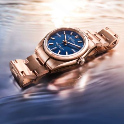 Die neue @rolex  Oyster Perpetual 34 in 18 Karat Everose-Gold gefällt mit einem Zifferblatt in einem neuen Farbton – Blue stone – und drei Indizes aus Naturstein. Das satinierte Gehäuse und Armband leuchten mit einem sanft strukturierten Glanz.#Rolex #OysterPerpetual #WatchesAndWonders2026 #JuwelierGadebusch #Köln