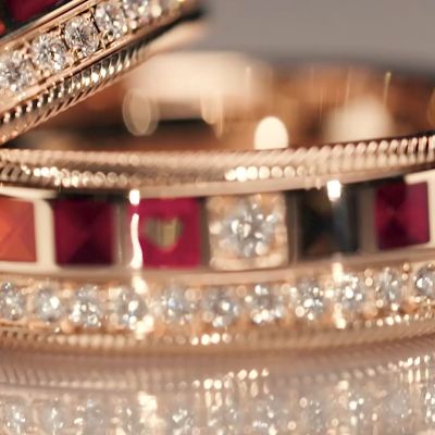 Wahre Schönheit liegt im Detail. ✨
Der Ring POWER IN RED von Wellendorff vereint funkelnde Brillanten mit leuchtenden Mosaiken in intensivem Rot und Orange, die im Licht lebendig werden.
Sein Geheimnis liegt in der Handwerkskunst: 30 Gravurebenen – statt der üblichen zwei oder drei – verleihen den Mosaiken eine außergewöhnliche Tiefe und strahlende Leuchtkraft. ❤️
#wellendorff #innerekraft #ausliebedasbeste #juweliergadebusch