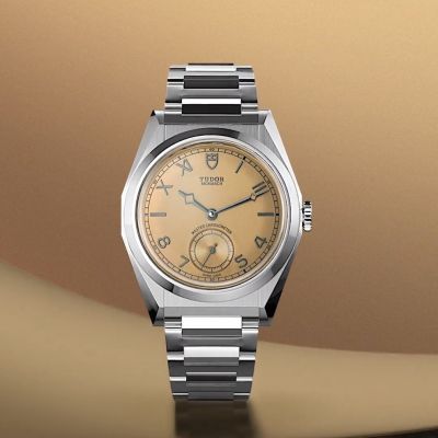 Ein neuer Ausdruck von klassischer Eleganz: raffinierte Details treffen auf ein Uhrwerk mit einzigartigem Finish in einem 39-mm-Gehäuse. Römische und arabische Ziffern im Reigen auf einem Papyrus-Zifferblatt, unsere innovative „T-fit“-Schließe für Sicherheit und unvergleichlichen Komfort.
@tudorwatch 
#TudorWatch #BornToDare #TudorBoutiqueKöln